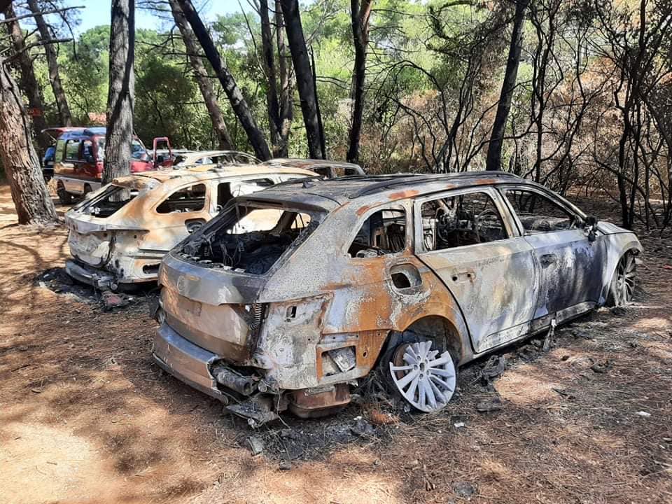 Parkirani izgorijeli automobili